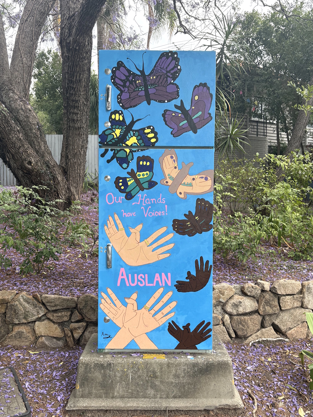 AB-B0233-Bardon_Auslan_Guides_&_Amy_Skerman-Our_Hands_have_Voices_-_Auslan-AB01