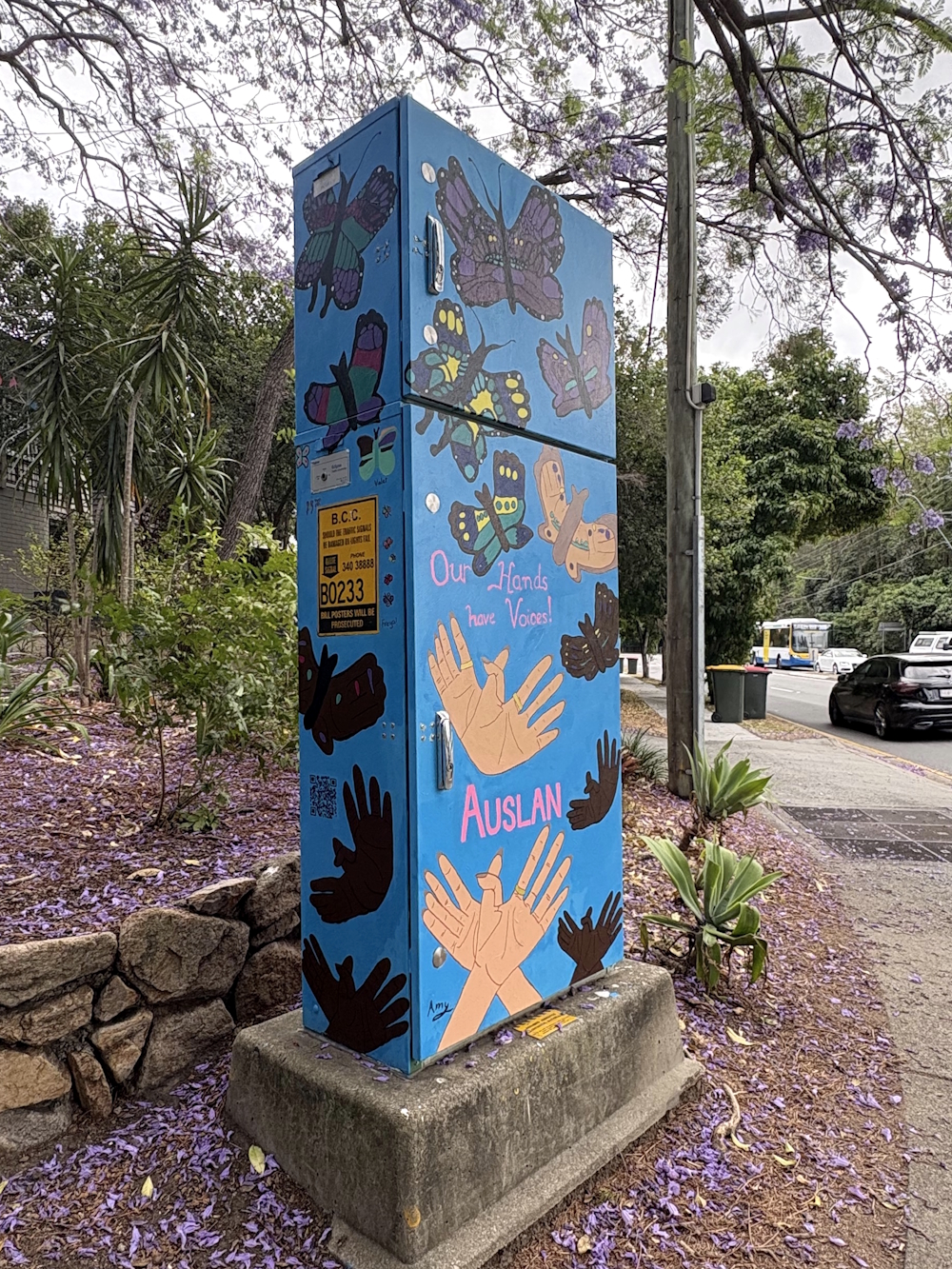 AB-B0233-Bardon_Auslan_Guides_&_Amy_Skerman-Our_Hands_have_Voices_-_Auslan-AB05